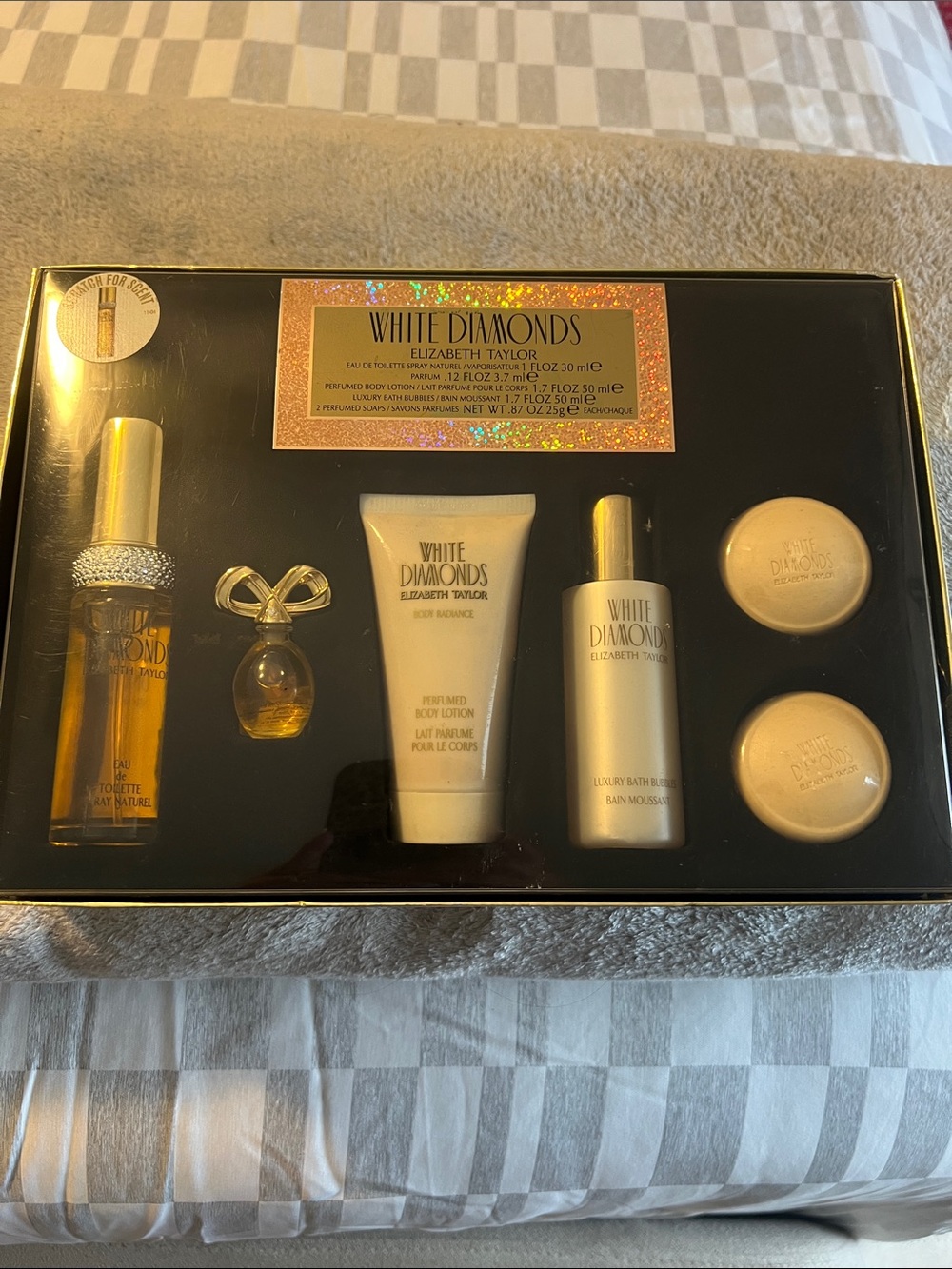 White Diamonds Bath & Body Gift Set by Elizabeth Taylor - White & Gold